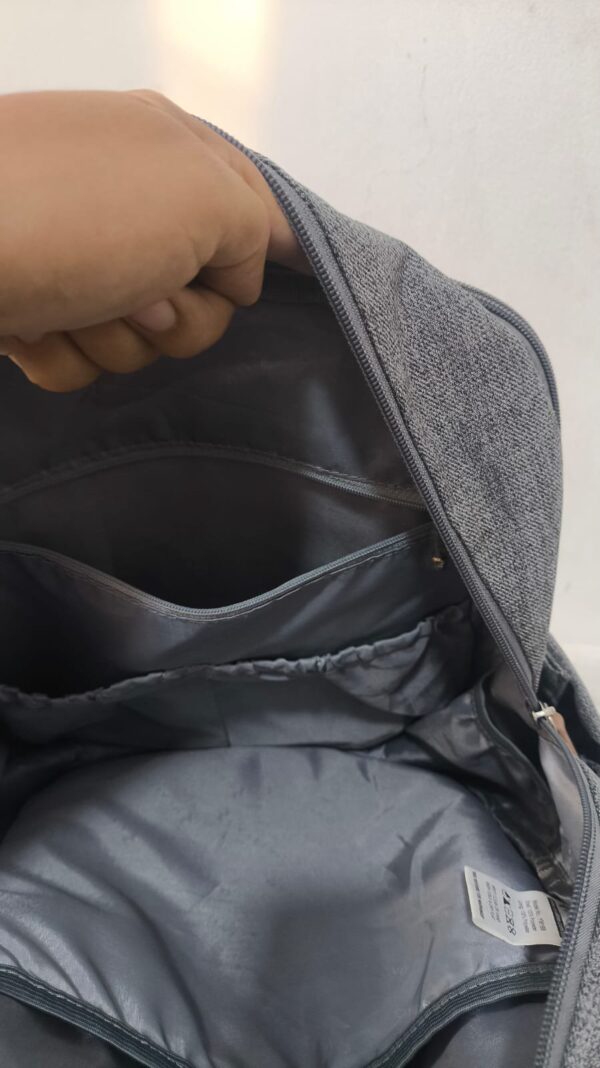 práctica mochila pañalera para pañales gris de la marca RUVALINO