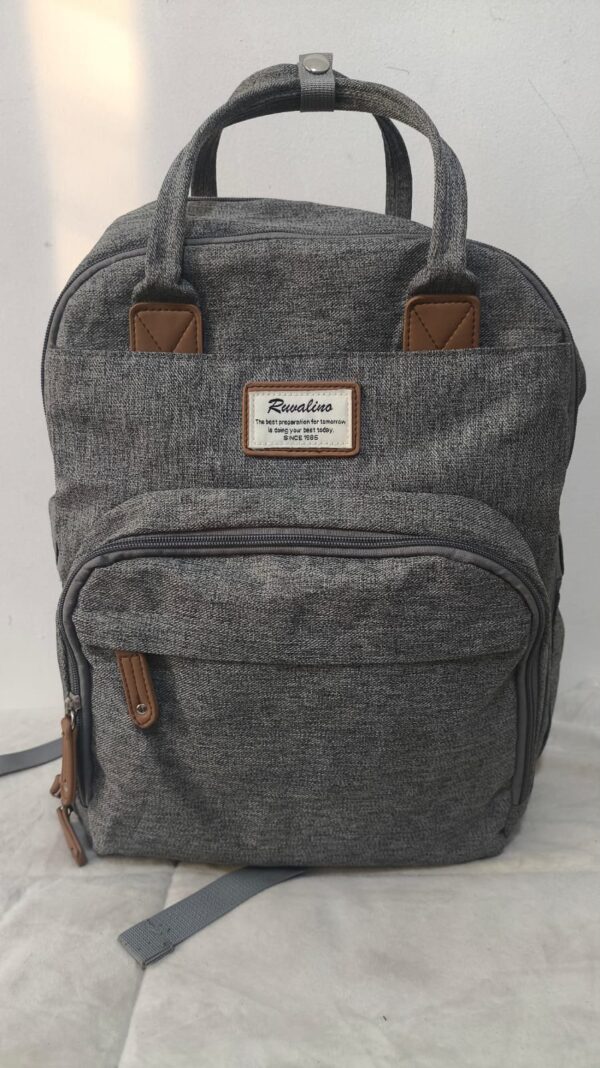 práctica mochila pañalera para pañales gris de la marca RUVALINO