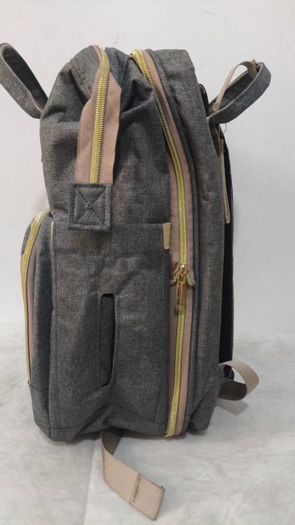 2026/10/1000786636.jpg mochila pañalera multifuncional de color gris melange con detalles dorados y cambiador portatil