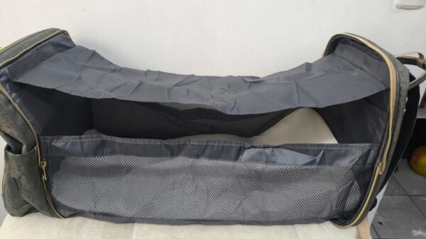 2026/10/1000786670.jpg mochila pañalera multifuncional de color gris melange con detalles dorados y cambiador portatil