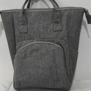 2026/10/1000786671-1.jpg objeto en la imagen parece ser una pañalera tipo mochila o bolso térmico de tela texturizada en color gris