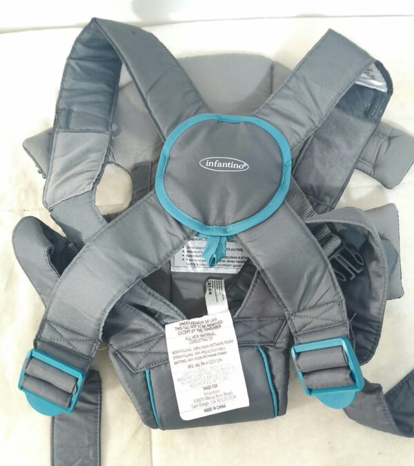 2026/10/1000786881.jpg Mochila portabebés clásica Infantino Swift en color GRIS.
