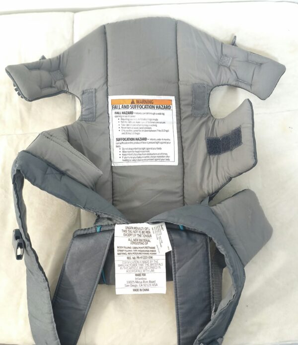 2026/10/1000786886.jpg Mochila portabebés clásica Infantino Swift en color GRIS.