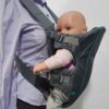 2026/10/1000786892.jpg Mochila portabebés clásica Infantino Swift en color GRIS.