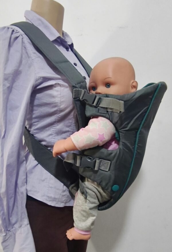 2026/10/1000786892.jpg Mochila portabebés clásica Infantino Swift en color GRIS.