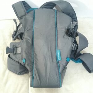 2026/10/1000786895.jpg Mochila portabebés clásica Infantino Swift en color GRIS.