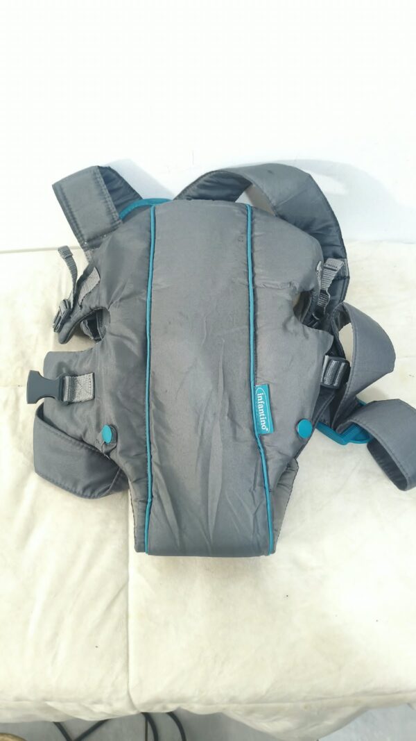 2026/10/1000786895.jpg Mochila portabebés clásica Infantino Swift en color GRIS.