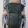 2026/10/1000786898.jpg Mochila portabebés clásica Infantino Swift en color GRIS.