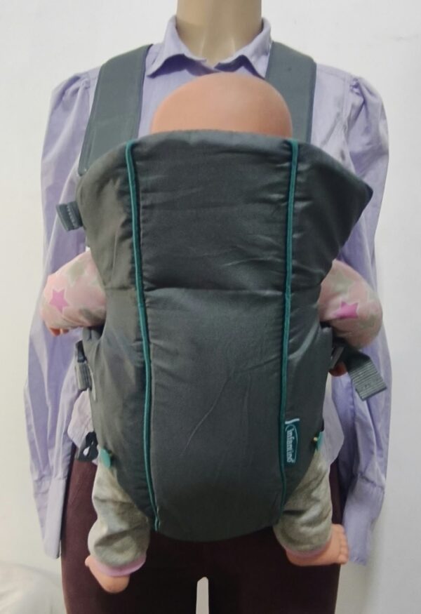 2026/10/1000786898.jpg Mochila portabebés clásica Infantino Swift en color GRIS.