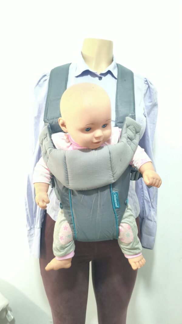 2026/10/1000786900.jpg Mochila portabebés clásica Infantino Swift en color GRIS.